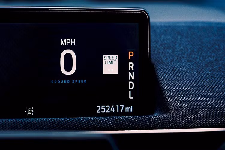 Để duy trì tuổi thọ pin tối ưu, Blenkle áp dụng một số nguyên tắc đơn giản nhưng hiệu quả. Hầu hết thời gian, anh sạc xe qua đêm tại nhà để tận dụng giá điện thấp, chỉ sử dụng sạc nhanh công cộng khi phải chạy những chặng dài bất thường.