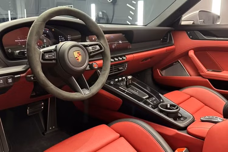 Porsche kết nối cả hai động cơ điện với một nguồn pin điện áp cao nhẹ và nhỏ gọn. Kích thước và trọng lượng của khối pin này chỉ tương ứng với ắc quy khởi động 12 V thông thường, nhưng lưu trữ năng lượng lên đến 1,9 kWh (tổng) và hoạt động ở điện áp 400 V. Để tối ưu trọng lượng tổng thể, Porsche đã lắp đặt pin lithium-ion nhẹ cho hệ thống điện 12 V trên xe.