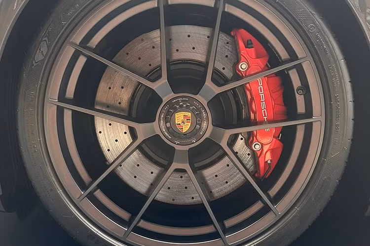 Hệ thống truyền động cũng bao gồm một động cơ đồng bộ nam châm vĩnh cửu được tích hợp vào hộp số ly hợp kép tám cấp (PDK) mới, mạnh mẽ hơn. Ngay cả ở tốc độ không tải, động cơ điện này hỗ trợ động cơ boxer với mô-men xoắn bổ sung lên đến 150 Nm và cung cấp khả năng tăng công suất lên đến 40 kW.