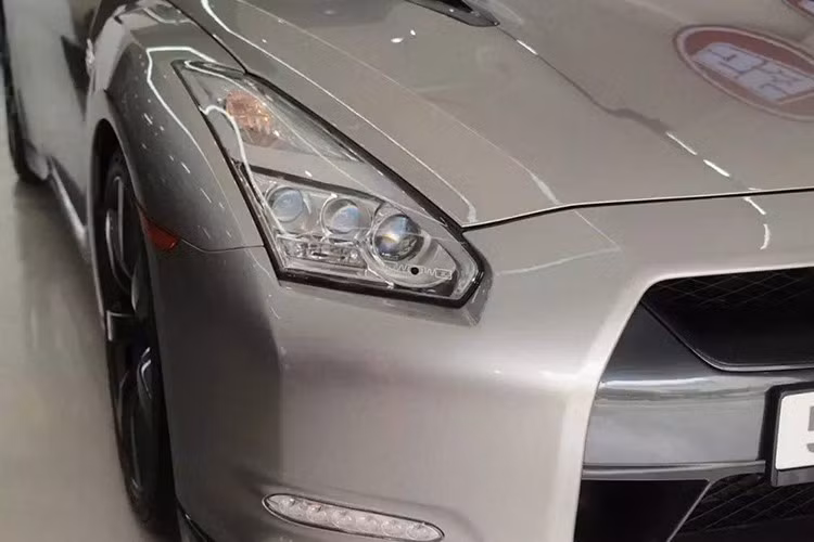 Ngoại thất chiếc Nissan GT-R R35 này mang màu xám với rất nhiều chi tiết sơn đen, cũng như bộ mâm 7 chấu đơn to bản sơn màu tối.