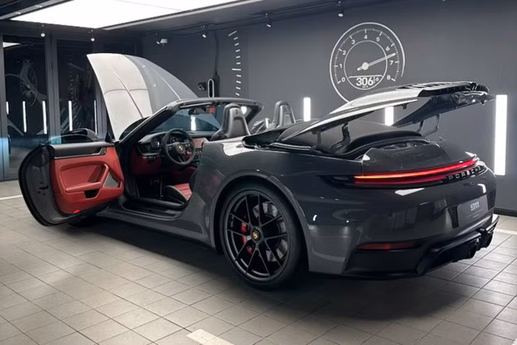 Hệ thống Kiểm Soát Khung Gầm Năng Động (PDCC) đã được Porsche tích hợp vào cấu trúc hybrid điện áp cao, cho phép điều khiển thông qua hệ thống điện-thủy lực, giúp linh hoạt và chính xác hơn.