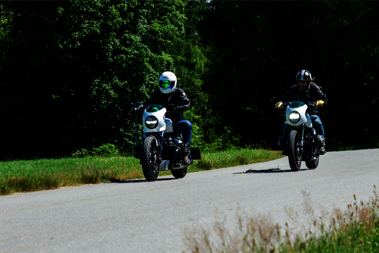 Tại lễ hội xe hai bánh lớn nhất của BMW tổ chức tại Garmisch-Partenkirchen, Đức, thương hiệu mô tô Đức đã hợp tác cùng WOIDWERK để trình làng hai bản độ độc đáo mang tên “The Speed Sisters”.