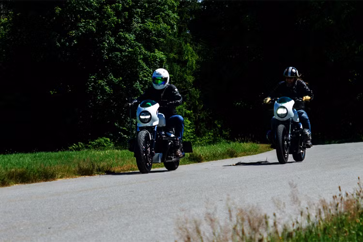 Tại lễ hội xe hai bánh lớn nhất của BMW tổ chức tại Garmisch-Partenkirchen, Đức, thương hiệu mô tô Đức đã hợp tác cùng WOIDWERK để trình làng hai bản độ độc đáo mang tên “The Speed Sisters”.