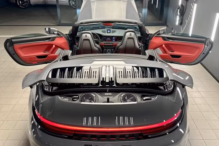 Hệ thống treo của 911 Carrera 4 GTS Cabriolet cũng đã được sửa đổi toàn diện. Lần đầu tiên, hệ thống lái trục sau trở thành trang bị tiêu chuẩn. Hệ thống giúp tăng sự ổn định ở tốc độ cao và giảm bán kính quay đầu.