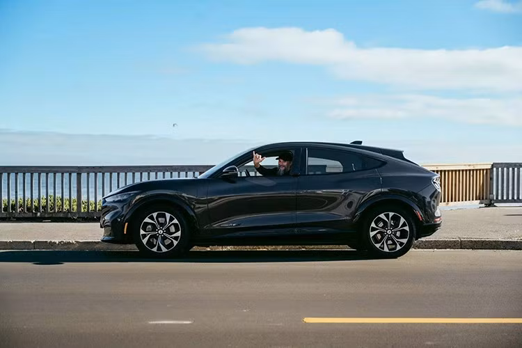 Ngoài ra, anh giới hạn mức sạc ở 90% thay vì sạc đầy 100%, một thói quen được nhiều nhà sản xuất khuyến nghị nhằm giảm hao mòn pin trong quá trình sử dụng hàng ngày. Lịch sạc đều đặn và ổn định giúp chiếc Mach-E duy trì hiệu suất cao và không gặp bất kỳ sự cố lớn nào trong thời gian dài.