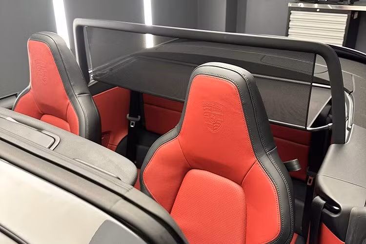 Hệ thống hybrid hiệu quả mang tới các đặc tính lái năng động, đồng thời giảm lượng khí thải CO2 trong khi khối lượng xe nhẹ hơn đáng kể khi so sánh với các mẫu plug-in hybrid. Khối lượng của phiên bản mới chỉ tăng 50kg so với thế hệ trước.