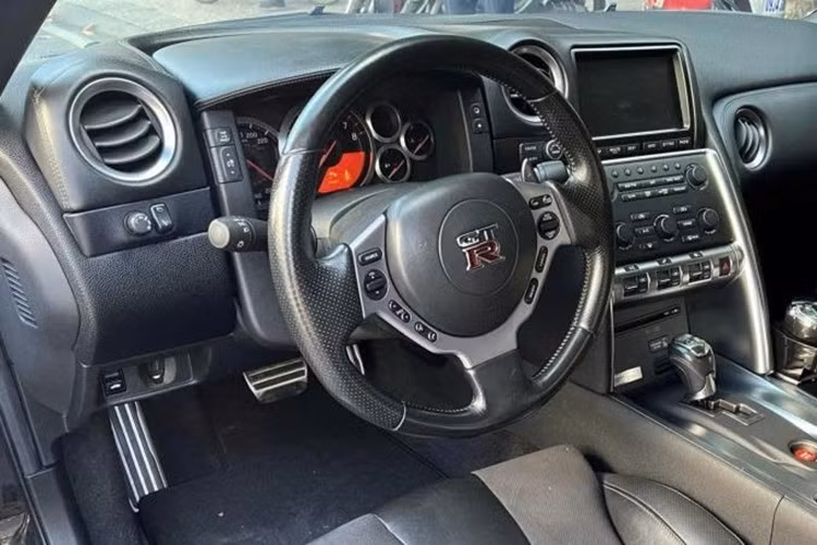 Nissan GT-R phiên bản R35 sử dụng hộp số ly hợp kép 6 tốc độ, tích hợp chức năng chuyển số bằng lẫy trên vô lăng cùng hệ truyền động 4 bánh toàn thời gian AWD.