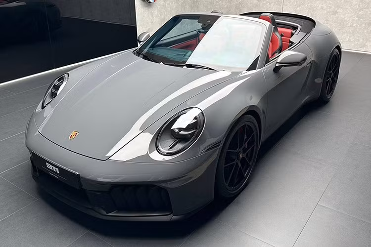 Dòng xe thể thao Porsche 911 thế hệ mới nhất, 992.2 đã được bán chính hãng tại Việt Nam vào đầu năm nay, và có thể đã gần 10 xe được bàn giao đến các đại gia Việt, 1 trong số này có chiếc Porsche 911 Carrera 4 GTS Cabriolet 2025.
