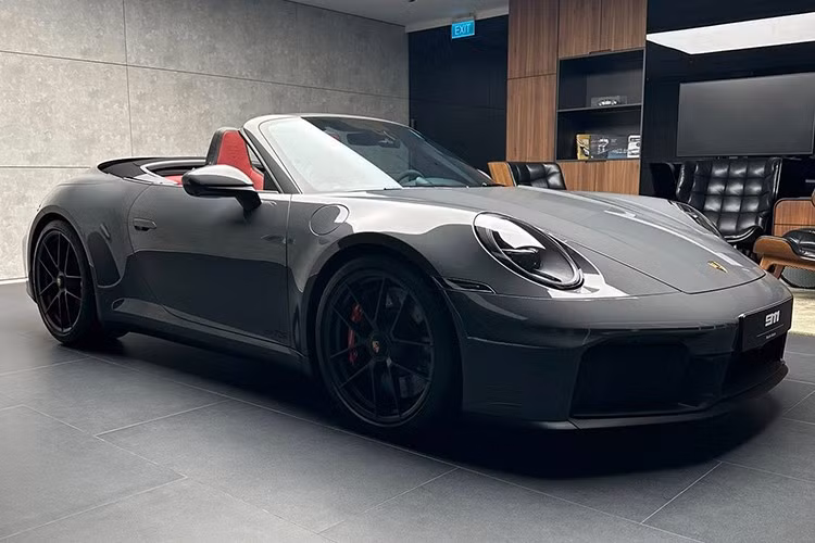 Đây hiện cũng là 1 trong 2 xe Porsche 911 mui trần đắt đỏ nhất đang được bán chính hãng tại Việt Nam, giá xe Porsche 911 Carrera 4 GTS Cabriolet bắt đầu từ 14,54 tỷ đồng, và chắc chắn 1 điều, chủ xe đầu tiên ở Việt Nam sẽ phải chi tối thiểu hơn 16 tỷ đồng để sở hữu xe này, bao gồm tùy chọn, và giá lăn bánh.