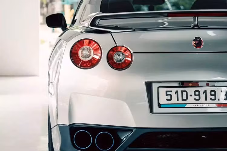 Siêu xe đường phố Nissan GT-R R35 được trang bị động cơ V6, dung tích 3,8 lít, tăng áp kép, "trái tim" này sản sinh công suất tối đa 480 mã lực tại vòng tua máy 6.400 vòng/phút và mô-men xoắn cực đại 588 Nm tại dải vòng tua máy 3.200 đến 5.200 vòng/phút.