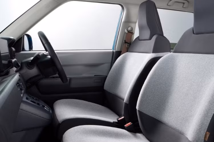 Xe sở hữu cụm điều hòa tự động với màn hình hiển thị kỹ thuật số, bảng đồng hồ Full LCD cùng phanh tay điện tử EPB đi kèm tính năng giữ phanh tự động Auto Hold.