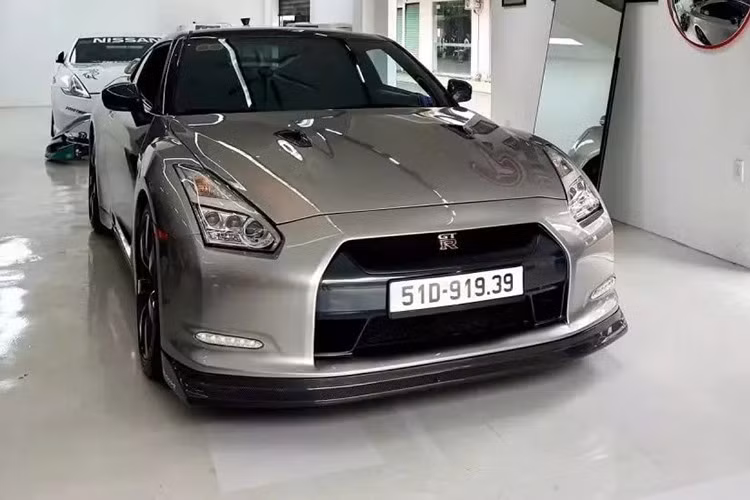 Vào ngày 28/2/2025 đầu năm nay, Nissan đã xác nhận việc kết thúc vòng đời của GT-R R35 tại Nhật Bản sau 18 năm có mặt trên thị trường, đây thật sự là tin không mấy gì vui vẻ với các tín đồ xe Japanese Domestic Market (JDM) cũng như xe thể thao trên toàn thế giới, nhưng với các chủ xe Nissan GT-R R35 nó không hẳn là 1 tin xấu.