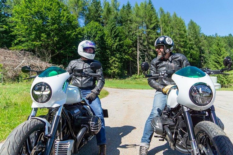 Tại thị trường Malaysia, BMW Motorrad R18 có giá từ 154.500 đến 198.500 RM, tương đương khoảng 956 triệu đến 1,23 tỷ đồng. Mẫu R12 có giá khởi điểm từ 119.500 RM, khoảng 740 triệu đồng, đi kèm ba tùy chọn màu sắc.