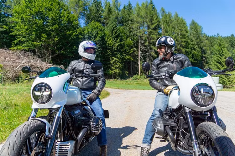 Tại thị trường Malaysia, BMW Motorrad R18 có giá từ 154.500 đến 198.500 RM, tương đương khoảng 956 triệu đến 1,23 tỷ đồng. Mẫu R12 có giá khởi điểm từ 119.500 RM, khoảng 740 triệu đồng, đi kèm ba tùy chọn màu sắc.