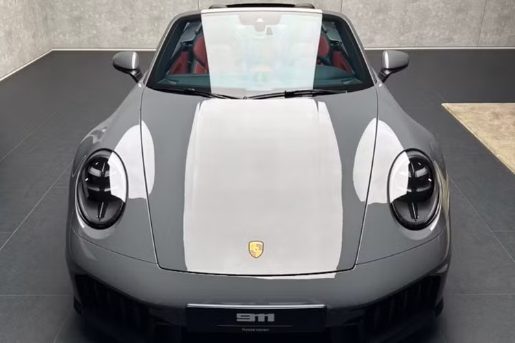 Người chọn mua chiếc xe thể thao mui trần Porsche 911 Carrera 4 GTS Cabriolet 992.2 này phải rất có gu và chịu chi, vì giá lăn bánh có thể trên 16 tỷ đồng, không thua kém gì giá bán xe giới hạn Porsche 911 Dakar chỉ có 2.560 chiếc trên toàn thế giới.