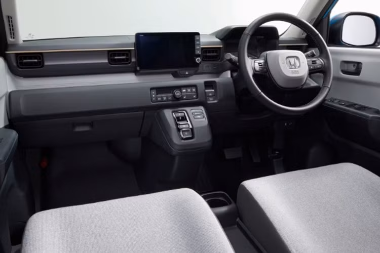 Khoang cabin của N-ONE e: gây ấn tượng với cách bố trí đơn giản nhưng tiện nghi. Trung tâm là màn hình cảm ứng 9 inch, hệ thống âm thanh đa phương tiện, vô lăng hai chấu bọc da tích hợp đa chức năng,...