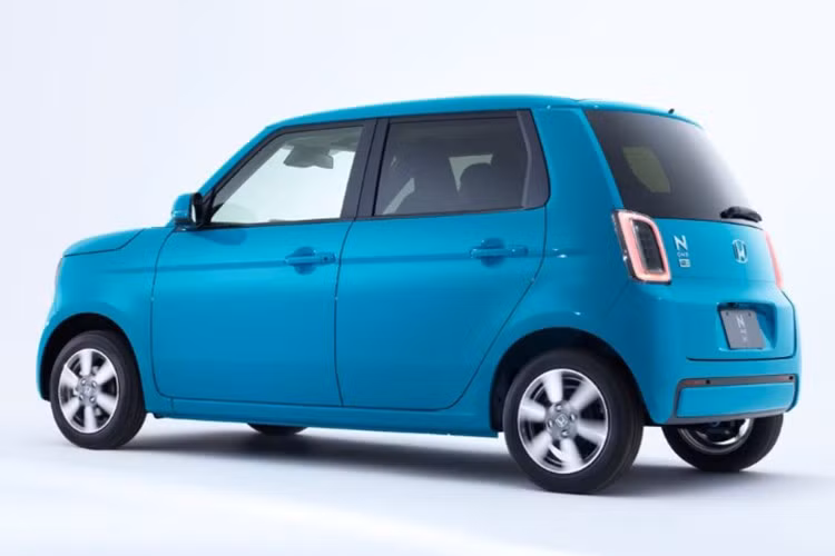 N-One e: là một chiếc xe đô thị hình hộp, mui cao, hai bên sườn phẳng với mặt trước vuông vức hơn hẳn so với bản động cơ đốt trong và bánh xe nhỏ xíu. Không giống như mẫu concept Super EV, phiên bản thương mại được thiết kế đảm bảo tuân thủ các quy tắc kei car, vốn chi phối mọi thứ, từ kích thước bên ngoài đến công suất đầu ra...