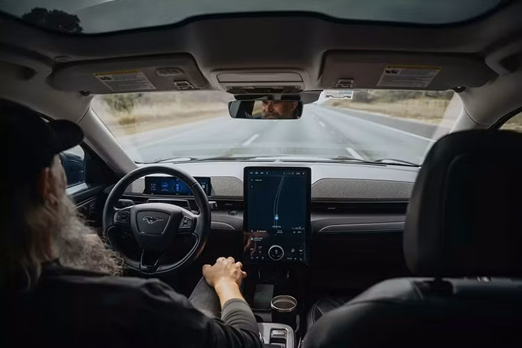 Chia sẻ về chi phí và quy trình chăm sóc xe, Blenkle cho biết việc bảo dưỡng chiếc Mach-E dễ dàng và tiết kiệm hơn nhiều so với xe sử dụng động cơ đốt trong. Trong suốt hơn 400.000 km, anh chủ yếu chỉ đảo lốp, kiểm tra đa điểm và thay lọc gió cabin - những hạng mục đơn giản, không tốn nhiều thời gian hay chi phí.