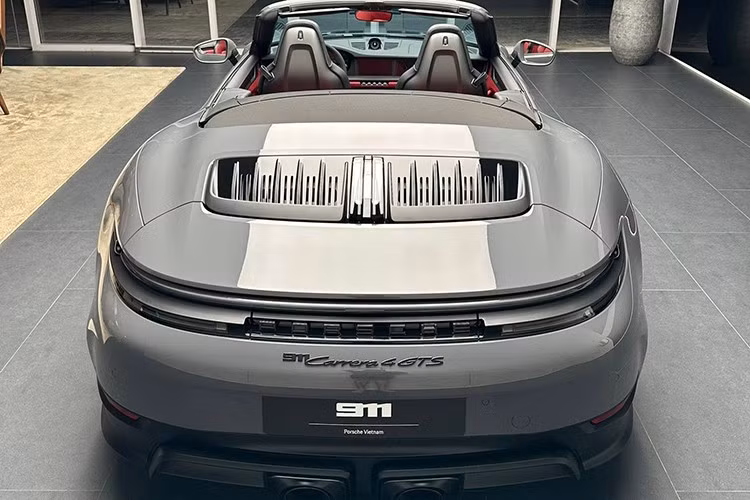 Carrera 4 GTS Cabriolet mới là mẫu Porsche 911 thương mại đầu tiên được trang bị công nghệ hybrid hiệu suất cao siêu nhẹ. Hệ thống truyền động được phát triển mới và đột phá, với dung tích 3,6 lít, tăng tốc từ 0 đến 100 km/giờ trong 3,0 giây và đạt tốc độ tối đa 312 km/giờ.