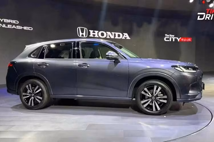 Honda ZR-V 2026 sở hữu các thông số kích thước cơ bản bao gồm chiều dài 4.567 mm, chiều rộng 1.840 mm và chiều cao 1.621 mm. Chiều dài cơ sở của xe đạt mức 2.655 mm, tạo tiền đề cho một không gian cabin tương đối rộng rãi.