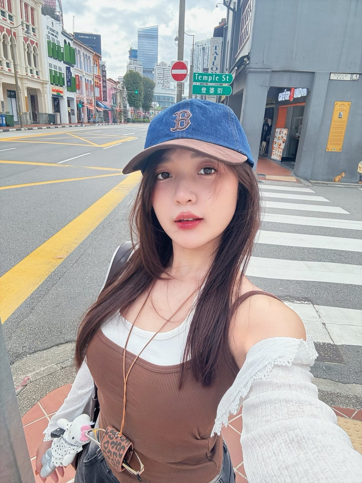 Trong những khoảnh khắc được chia sẻ, Phương Thảo lựa chọn phong cách ăn mặc trẻ trung, năng động với áo hai dây phối cùng áo khoác mỏng và mũ lưỡi trai. Set đồ đơn giản giúp tôn lên vẻ ngoài nhẹ nhàng, gần gũi, đúng tinh thần của những bức ảnh street style đời thường.