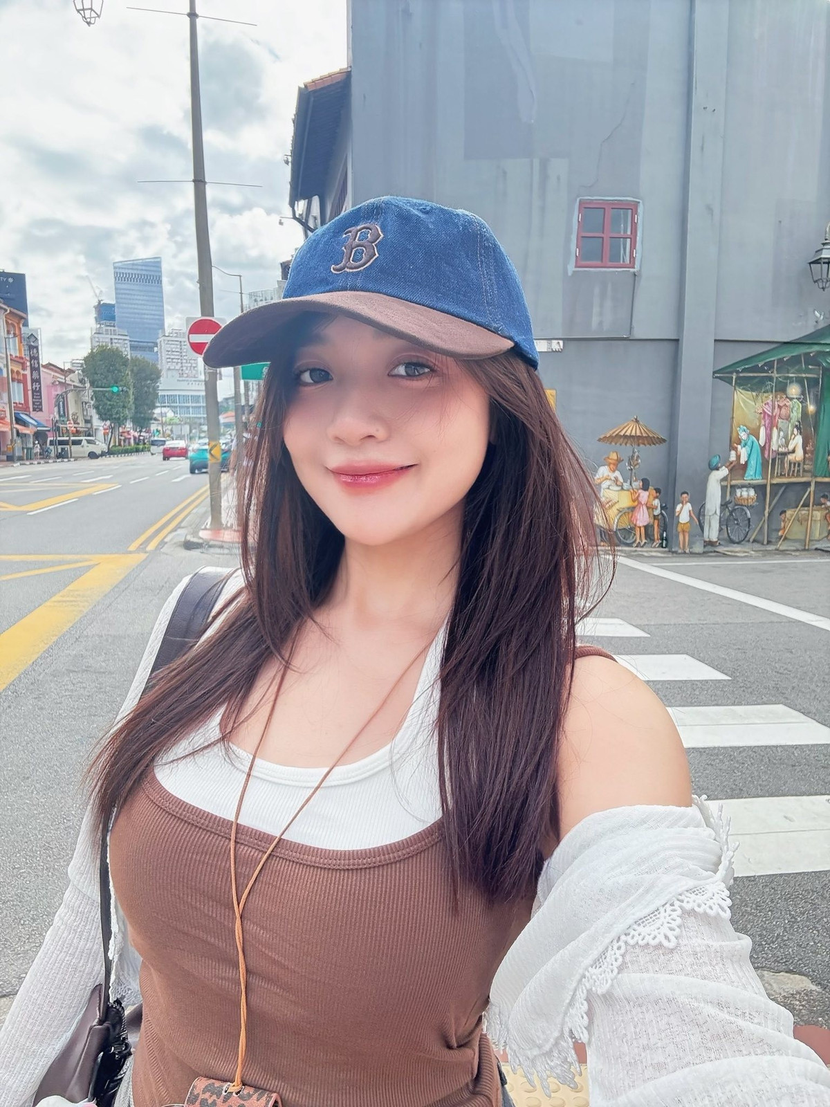 Điểm khiến nhiều người ấn tượng ở Phương Thảo chính là thần thái tự nhiên, không gò bó trước ống kính. Cô toát lên vẻ tự tin rất riêng – sự tự tin của một người trẻ đã có nhiều năm làm nghề, quen thuộc với ánh đèn sân khấu nhưng vẫn giữ được nét mộc mạc, đời thường khi bước ra khỏi trường quay.