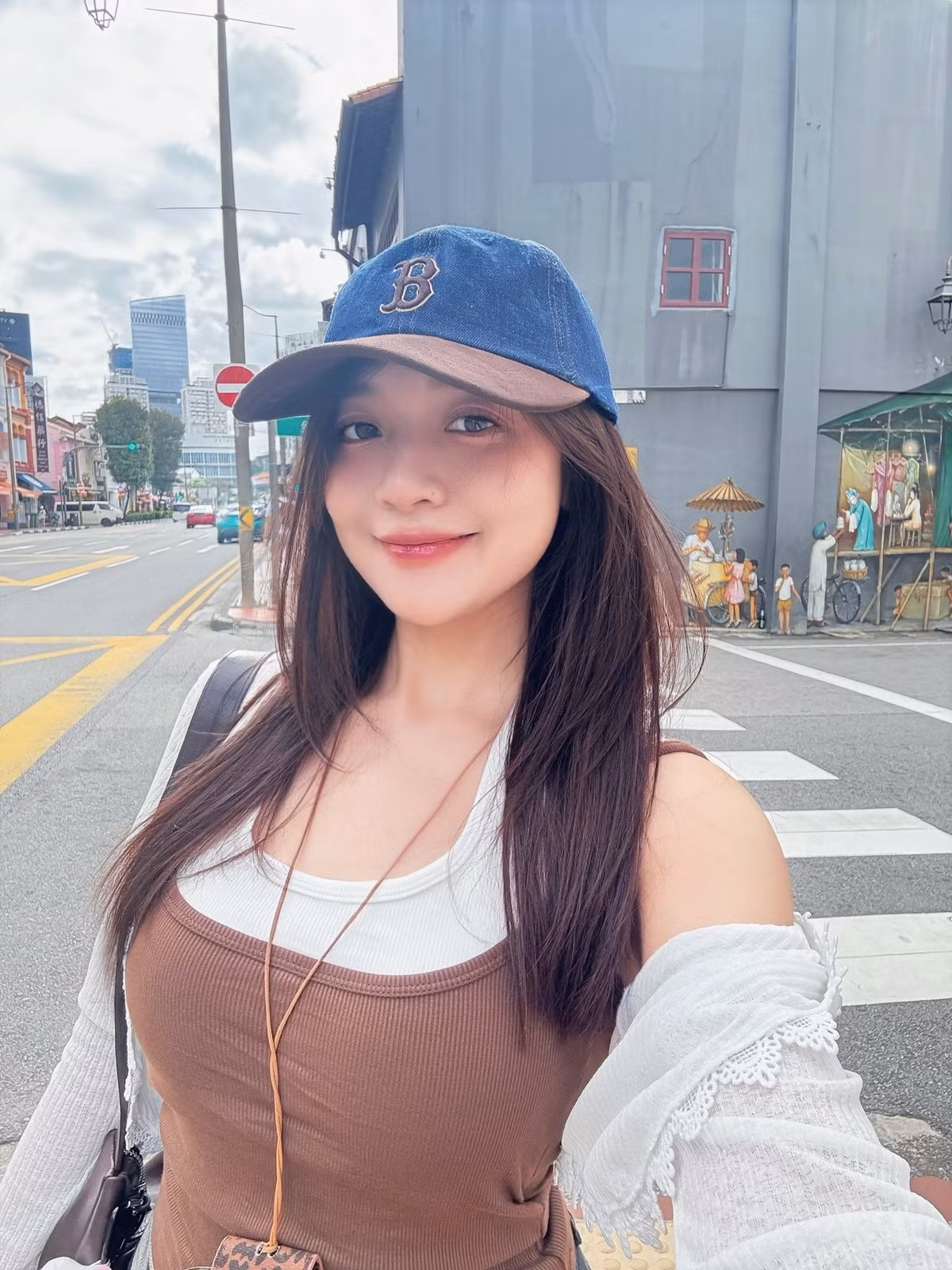 Điểm khiến nhiều người ấn tượng ở Phương Thảo chính là thần thái tự nhiên, không gò bó trước ống kính. Cô toát lên vẻ tự tin rất riêng – sự tự tin của một người trẻ đã có nhiều năm làm nghề, quen thuộc với ánh đèn sân khấu nhưng vẫn giữ được nét mộc mạc, đời thường khi bước ra khỏi trường quay.