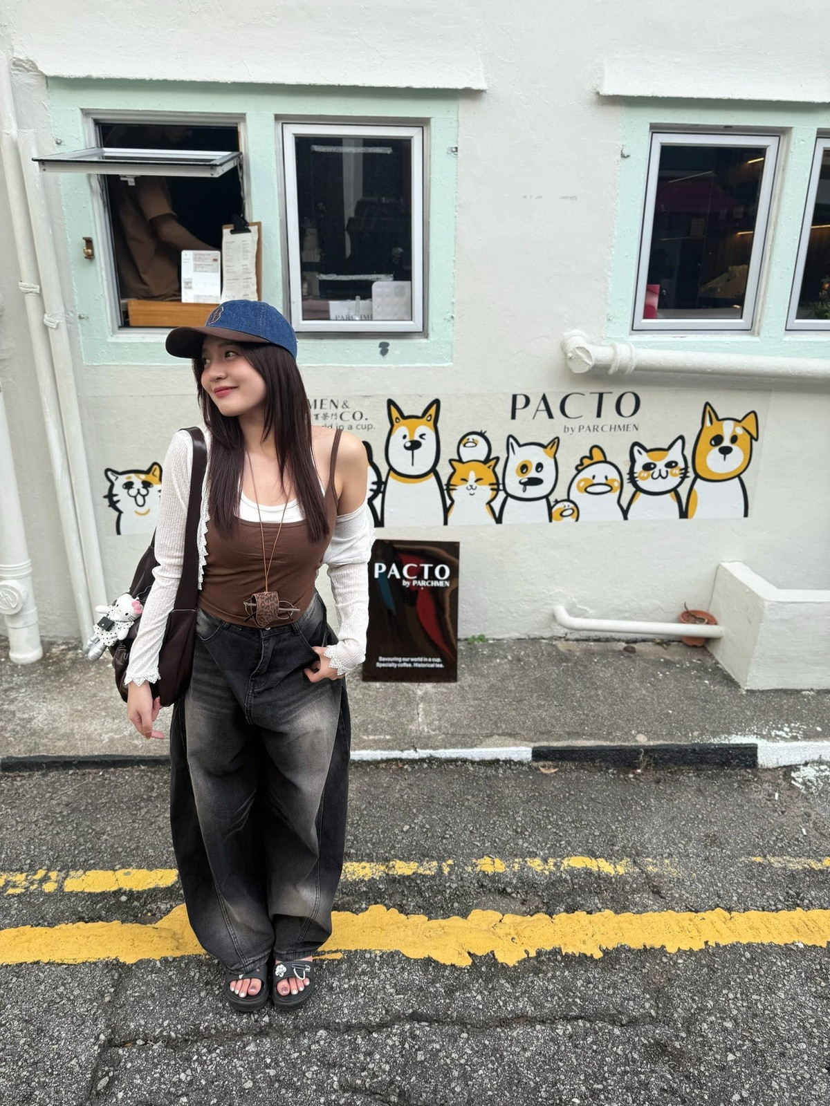 Dù chụp cận mặt hay toàn thân, nữ MC vẫn nổi bật nhờ đường nét gương mặt hài hòa, đôi mắt sáng và nụ cười dịu dàng, tạo cảm giác thân thiện ngay từ cái nhìn đầu tiên.