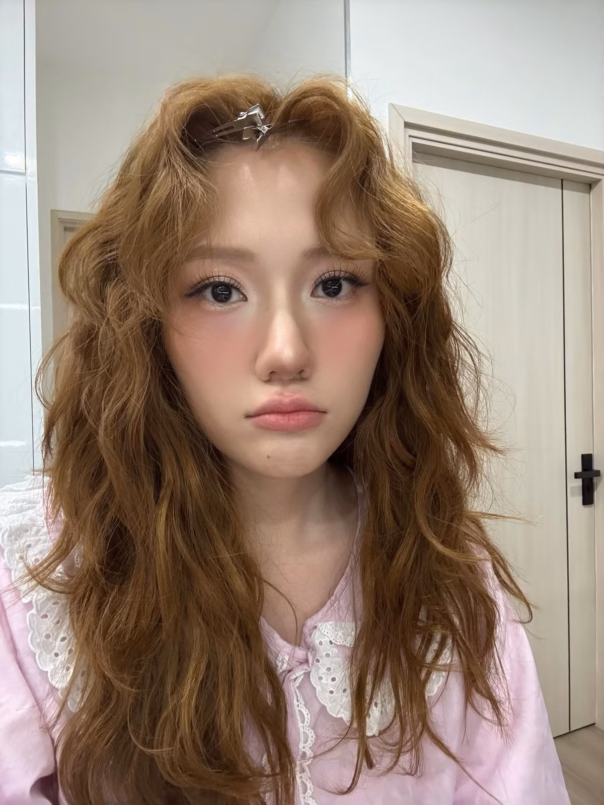 Sự thay đổi này không chỉ là chuyện trang điểm hay tạo kiểu, mà phản ánh rõ quá trình giảm cân nghiêm túc, chăm sóc hình thể và định hình phong cách cá nhân của nữ diễn viên sinh năm 1999.