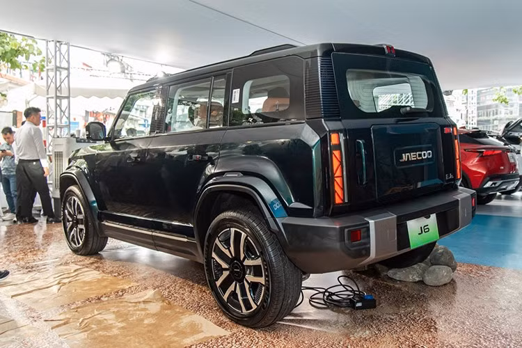 Mô-tơ điện của Jaecoo J6 AWD kết hợp với pin có dung lượng 69,77 kWh, cung cấp phạm vi di chuyển 364 km theo tiêu chuẩn WLTC. Xe hỗ trợ sạc nhanh DC với công suất 80 kW, cho phép sạc từ 30% lên 80% trong thời gian 30 phút. Nếu dùng sạc chậm AC, thời gian sạc đầy pin lên đến 12,5 giờ.