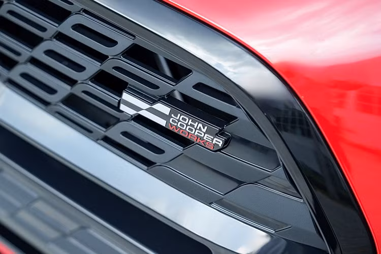 Mẫu xe này thể hiện yếu tố mạnh mẽ, đa dụng và đậm chất thể thao. Ngoại thất xe nổi bật với lưới tản nhiệt cỡ lớn, hốc gió rộng, sọc dọc màu đỏ nổi bật, đậm chất thể thao. Mâm xe thế hệ mới có kích thước 20 inch, kiểu Flag Spoke 2 Tone.