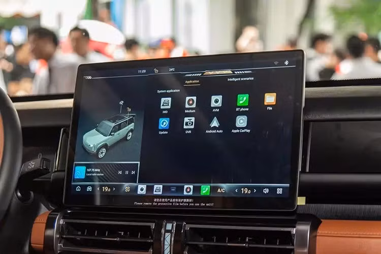 Xe có màn hình cảm ứng trung tâm có kích thước lên đến 15,6 inch với các trò chơi điện tử và ứng dụng hát karaoke và 2 sạc điện thoại không dây 50W. Thêm vào đó là hệ thống ra lệnh bằng giọng nói 4 vùng, có thể dùng để điều khiển phần lớn các tính năng của xe.