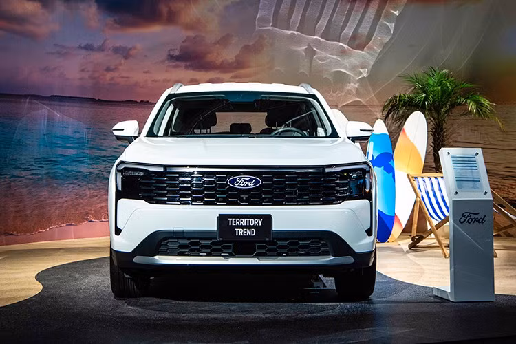 Ford Territory: 925 xe ﻿Tháng thứ hai liên tiếp doanh số Ford Territory sụt giảm. Theo đó chỉ có 925 xe đến tay khách hàng trong tháng 7/2025, giảm 184 xe so với tháng 6. Trong tháng 8/2025, Ford Territory cũng ra mắt phiên bản mới tại Việt Nam và được dự đoán sẽ "bùng nổ" doanh số trong những tháng kế tiếp.
