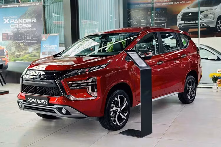 Mitsubishi Xpander: 1.553 xe Với 1.553 xe bán ra trong tháng 7.2025, giảm 171 xe so với tháng 6.2025 Mitsubishi Xpander đã để mất vị trí dẫn đầu vào tay Ford Ranger và rơi xuống thứ 3 trong top ôtô động cơ xăng, dầu bán chạy nhất tháng 7.2025. Áp lực cạnh tranh trên thị trường gia tăng khiến doanh số Mitsubishi Xpander không còn tăng trưởng mạnh mẽ như những năm trước.