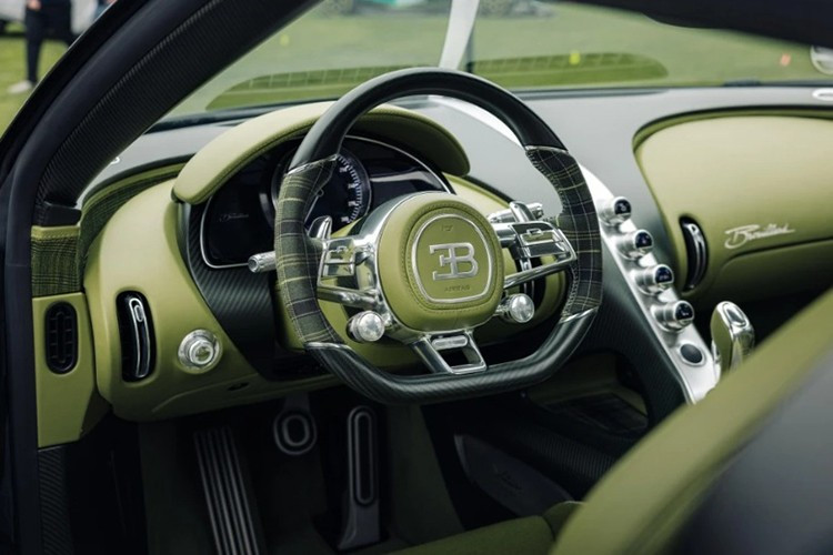 Bên trong khoang cabin của xe là sự kết hợp của vải dệt tartan từ Paris với sợi carbon xanh lá độc bản, vừa sang trọng vừa cá tính. Ghế ngồi được làm thủ công theo đúng số đo của chủ nhân, trên tựa lưng thêu hình chú ngựa Brouillard tinh xảo.