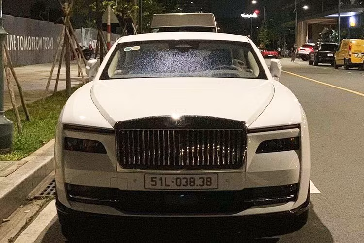 Xe có khả năng chạy được 585 km sau khi sạc đầy. Trong khi đó, theo chu trình thử nghiệm của EPA tại Mỹ, Spectre có phạm vi hoạt động là 515 km. Ngoài ra, Rolls-Royce Spectre còn được hỗ trợ công nghệ sạc nhanh hồi pin từ 10-80% trong 34 phút khi sử dụng bộ sạc DC 195 kW. Nếu thời gian gấp gáp, người dùng có thể bỏ chỉ 9 phút để hồi đủ năng lượng cho xe vận hành quãng đường 100 km.