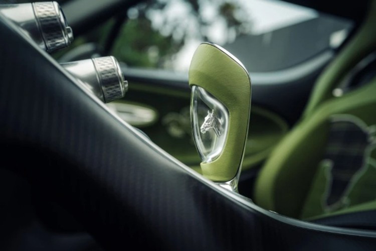 Cung cấp sức mạnh cho Brouillard là động cơ W16 dung tích 8.0L, 4 bộ tăng áp, sản sinh công suất 1.600 mã lực. Động cơ đi kèm hộp số ly hợp kép 7 cấp và hệ dẫn động 4 bánh toàn thời gian, tương tự cấu hình trên các hypercar đình đám của Bugatti.