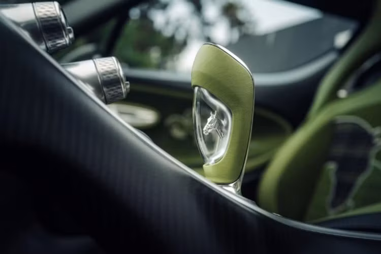 Cung cấp sức mạnh cho Brouillard là động cơ W16 dung tích 8.0L, 4 bộ tăng áp, sản sinh công suất 1.600 mã lực. Động cơ đi kèm hộp số ly hợp kép 7 cấp và hệ dẫn động 4 bánh toàn thời gian, tương tự cấu hình trên các hypercar đình đám của Bugatti.