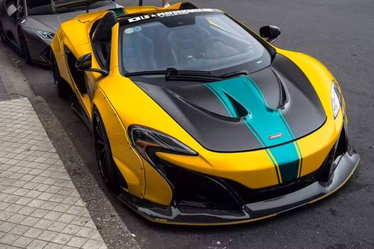 Giống với siêu xe McLaren 650S Spider độ Liberty Walk của Dương Kon, chiếc McLaren 650S Spider độ Liberty Walk mới về Bình Phước định cư không có bất kỳ sự can thiệp nào ở khối động cơ V8, tăng áp kép, dung tích 3,8 lít, sản sinh công suất tối đa 641 mã lực.