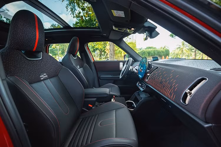 Ghế thể thao trên John Cooper Works được thiết kế ôm sát cơ thể, hỗ trợ người lái tối ưu khi vào cua hoặc ở tốc độ cao. Chế độ lái đặc trưng của John Cooper Works tinh chỉnh vô lăng, cho cảm giác phản hồi trực tiếp, bàn đạp ga nhạy.