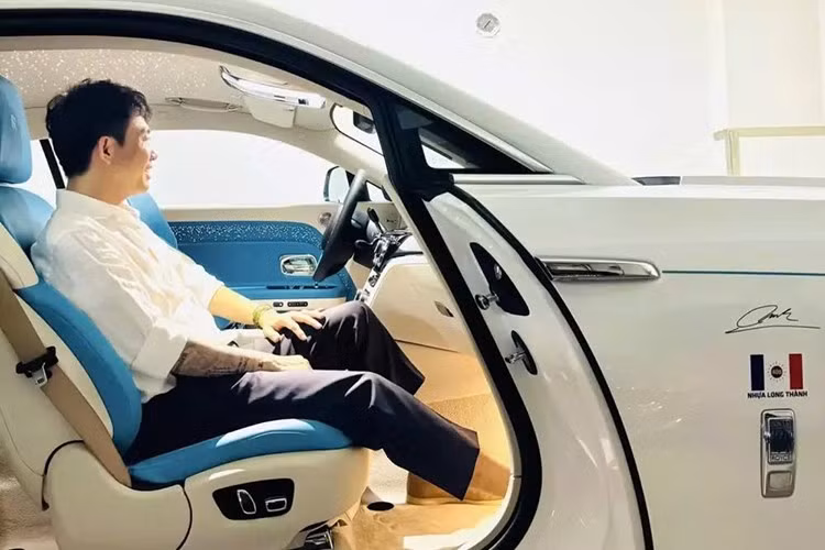 Minh Nhựa chọn tông màu xanh-trắng cho nội thất, nhìn rất sang nhưng dây đai an toàn màu đồng lại được cho không ăn nhập, không rõ ý đồ của con trai đại gia Phạm Văn Mười khi chọn chi tiết này là gì. Bảng táp lô của xe vẫn là màu đen huyền bí, vô lăng 2 màu đen và xanh, khá tương phản.