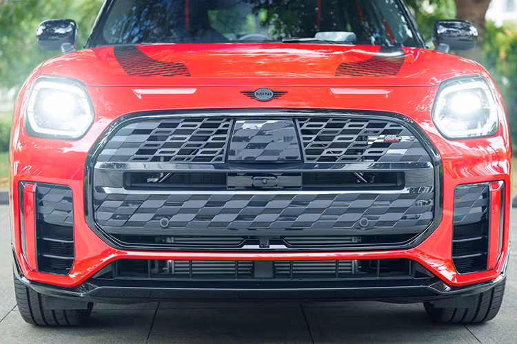 Mức giá xe MINI John Cooper Works Countryman ALL4 thế hệ mới bán ra chính hãng tại Việt Nam được niêm yết từ 2,789 tỷ đồng. Xe có tới 8 lựa chọn màu sơn ngoại thất, ngoài ra, khách hàng có thể cá nhân hóa ngoại thất với nhiều tùy chọn...