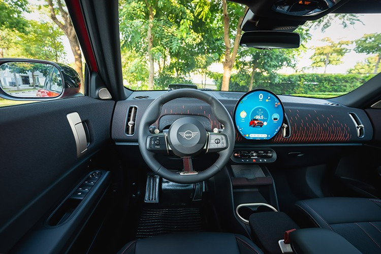 Nội thất MINI John Cooper Works Countryman thế hệ mới nổi bật với các chi tiết mang hai tông đen – đỏ thể thao. Vô lăng John Cooper Works bọc da đen, khâu chỉ đỏ, cùng nan hoa chất liệu vải đen đỏ ở vị trí 6 giờ độc đáo.