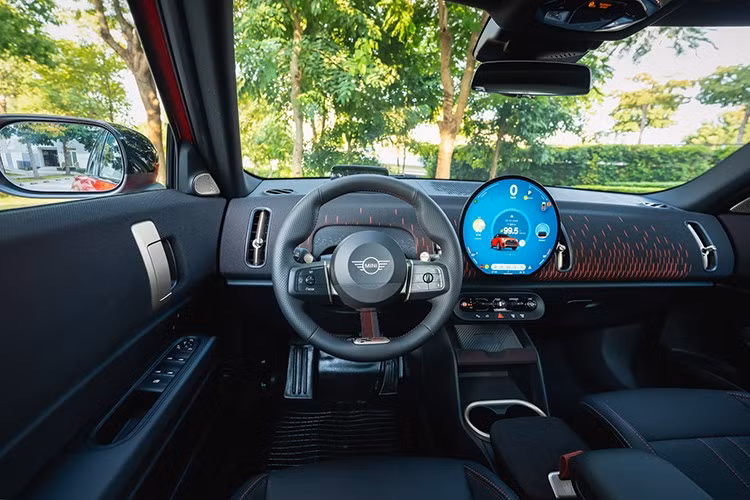 Nội thất MINI John Cooper Works Countryman thế hệ mới nổi bật với các chi tiết mang hai tông đen – đỏ thể thao. Vô lăng John Cooper Works bọc da đen, khâu chỉ đỏ, cùng nan hoa chất liệu vải đen đỏ ở vị trí 6 giờ độc đáo.
