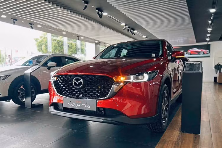Mazda CX-5: 1.586 xe ﻿Chính sách ưu đãi, giảm giá từ nhà sản xuất, phân phối giúp Mazda CX-5 tiếp tục trở thành một trong những mẫu ôtô máy xăng hút khách nhất thị trường Việt Nam. Đã có 1.586 xe Mazda CX-5 đến tay khách hàng trong tháng 7/2025, tăng 86 xe qua đó nâng doanh số cộng dồn sau 7 tháng lên mức 8.970 xe.