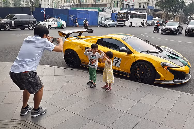 Theo chủ nhân chiếc McLaren 650S Spider độ Liberty Walk này cho hay - xe được lấy cảm hứng từ chiếc P1 GTR là hậu duệ của F1 GTR #06 – chiếc McLaren được các tay đua danh tiếng Derek Bell hay Andy Wallance cầm lái và giành vị trí thứ 3 tại giải đua Le Mans vào năm 1995.