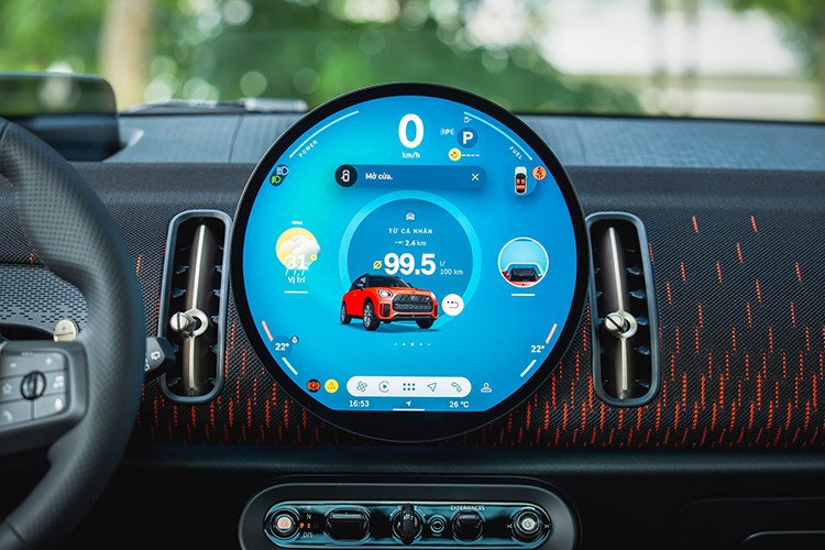 Chất liệu da nhân tạo kết hợp, vải dệt kim ở phần vai, cùng chỉ khâu đỏ đồng điệu. Hệ thống âm thanh cao cấp Harman Kardon 12 loa. Màn hình OLED cảm ứng giải trí kích thước 9,5 inch.