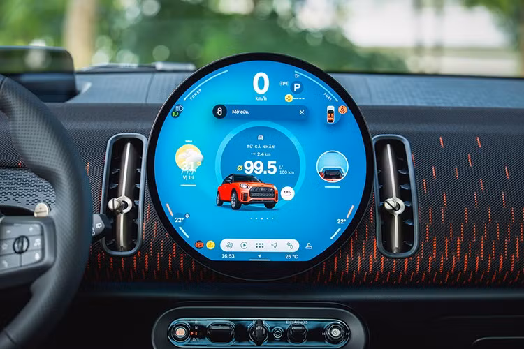 Chất liệu da nhân tạo kết hợp, vải dệt kim ở phần vai, cùng chỉ khâu đỏ đồng điệu. Hệ thống âm thanh cao cấp Harman Kardon 12 loa. Màn hình OLED cảm ứng giải trí kích thước 9,5 inch.