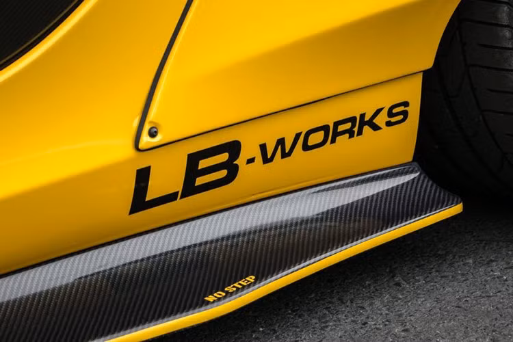 Các chi tiết trên nắp ca pô đều được làm hoàn toàn từ sợi carbon. Ngoài ra là cản va trước/sau hay nẹp sườn bên hông xe cũng được làm mới bằng carbon rất bắt mắt. Tiếp đến là bộ mâm Forgiato mang chấu đơn cá tính so với la-zăng xe McLaren 650S Spider độ Liberty Walk của Dương Kon.