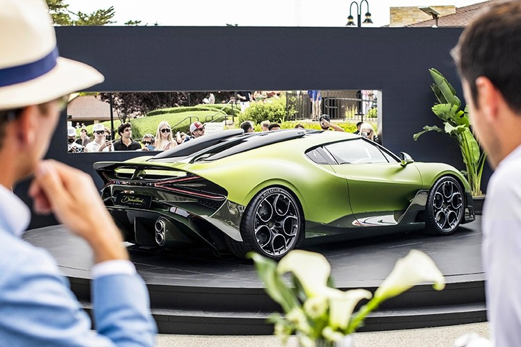 Về thiết kế, Bugatti Brouillard có thể coi là biến thể coupe của mẫu hypercar W16 Mistral từng ra mắt tại Monterey năm 2022. Nếu Mistral sở hữu mui mềm, thì Brouillard lại được trang bị mui cứng cố định kèm cửa sổ trời toàn cảnh.